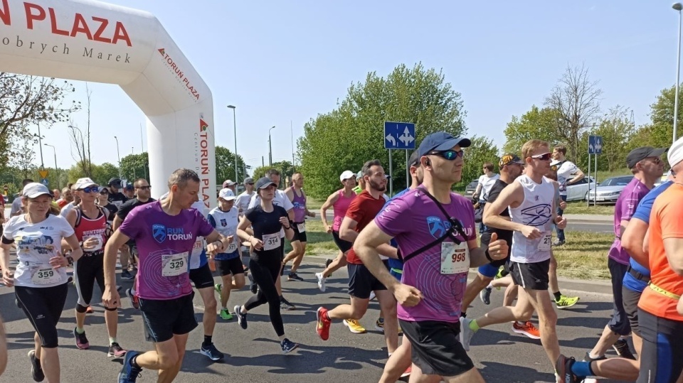 Prawie 2 tysiące osób stanęło na starcie niedzielnej imprezy, pt. „Run Toruń"/fot. Monika Kaczyńska
