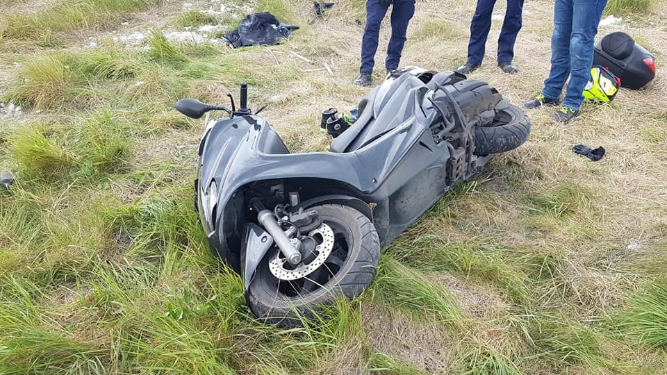 Na drodze lokalnej w wsi Małe Rudy (powiat nakielski), kierująca skuterem kobieta przewróciła się na łuku drogi/fot. Bydgoszcz 998