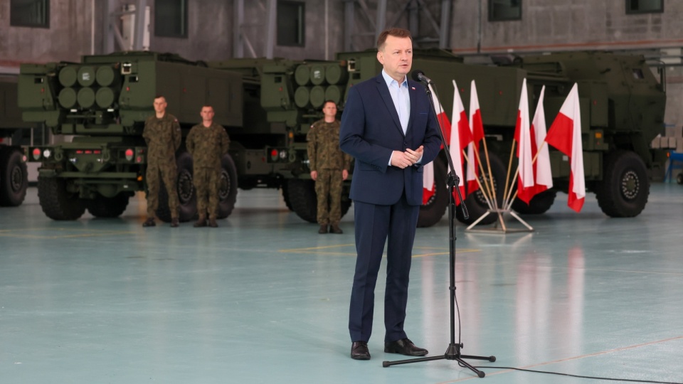 Wicepremier, minister obrony narodowej Mariusz Błaszczak (L) podczas uroczystości przyjęcia pierwszych zestawów artylerii rakietowej dalekiego zasięgu HIMARS dla Wojska Polskiego, 15 bm. w 1. Bazie Lotnictwa Transportowego w Warszawie. W 2019 r. Polska za 414 mln dolarów kupiła 20 zestawów HIMARS (z 18 wyrzutniami bojowymi i dwiema ćwiczebnymi)/ fot. Leszek Szymański, PAP