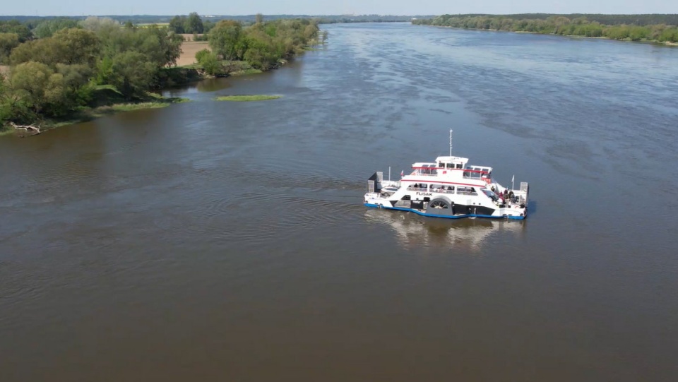 Prom „Flisak” na Wiśle/fot. Dronfor/jw