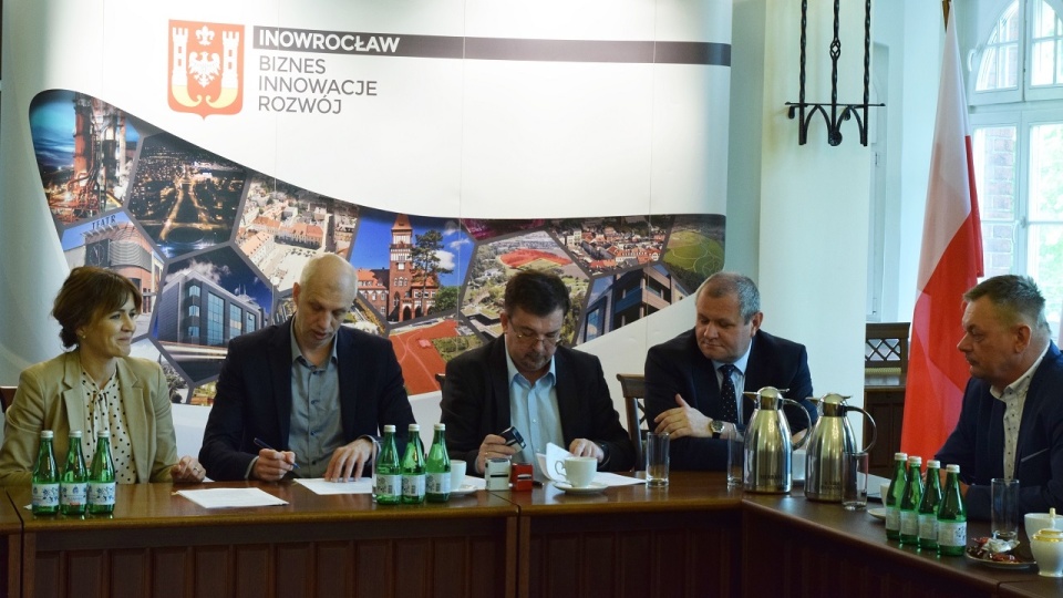 Urząd Miasta w Inowrocławiu podpisał umowę z wykonawcą odwiertu badawczego/fot: nadesłane