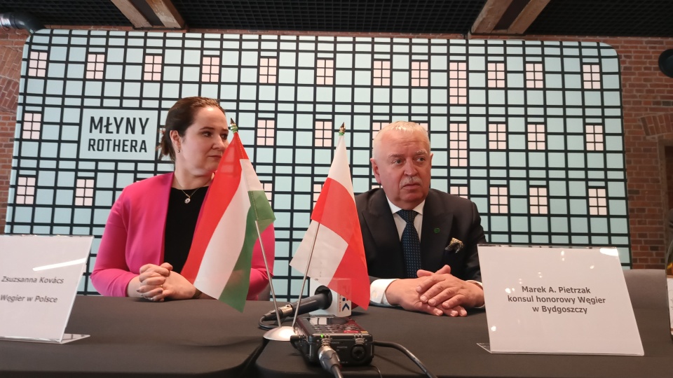 Ambasador Węgier w Polsce Orsolya Zsuzsanna Kovács i konsul Marek Pietrzak