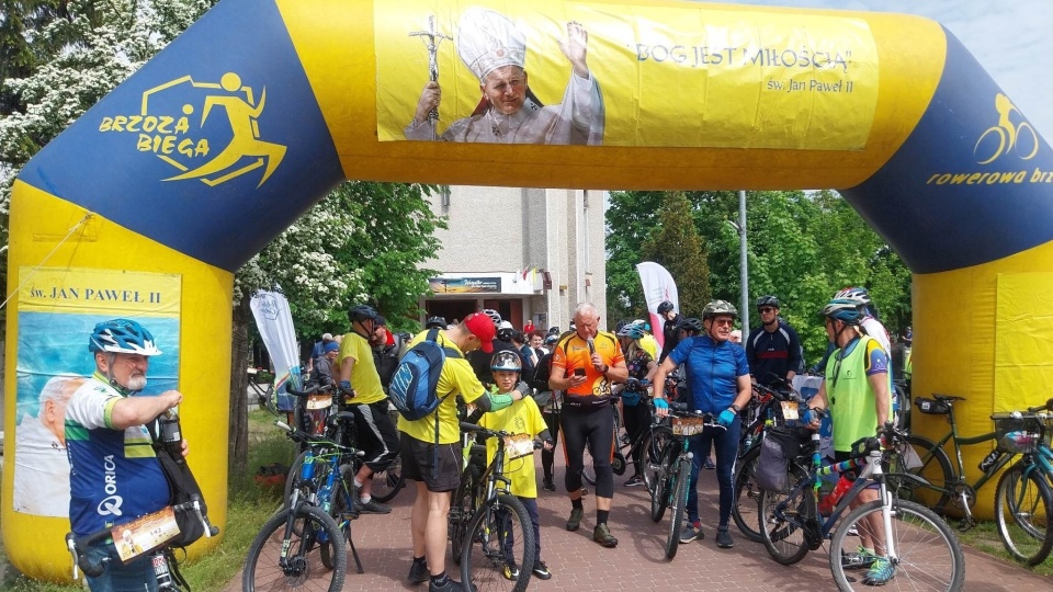 Ponad 170 osób wzięło udział w rajdzie rowerowym i nordic walking zorganizowanym z okazji urodzin papieża. Uczestnicy wystartowali spod kościoła p.w. Świętego Krzyża na ulicy Artyleryjskiej. Meta była w Brzozie, czyli około 50 kilometrów dalej/fot. Jolanta Fischer