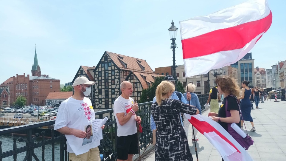 Grupa Białorusinów z naszego regionu pokazała swoją solidarność z rodakami, którzy są aresztowani ze względów politycznych/fot: Monika Siwak