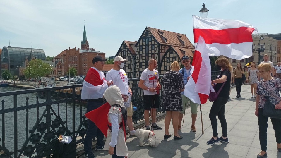 Grupa Białorusinów z naszego regionu pokazała swoją solidarność z rodakami, którzy są aresztowani ze względów politycznych/fot: Monika Siwak