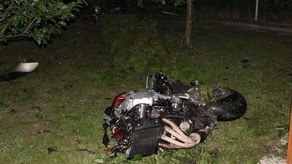 Według wstępnych policji w miejscowości Kruszynek, na łuku drogi, mężczyzna stracił panowanie nad pojazdem, w wyniku czego motocykl przewrócił się, uderzył w znak drogowy, ogrodzenie posesji i blaszany garaż. 42-latka nie udało się uratować/fot. KMP we Włocławku