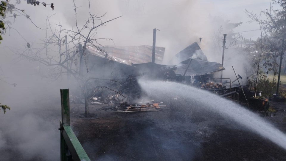 Dwa zastępy straży pożarnej gasiły ogień w Solcu Kujawskim/fot: Facebook/OSP w Solcu Kujawskim