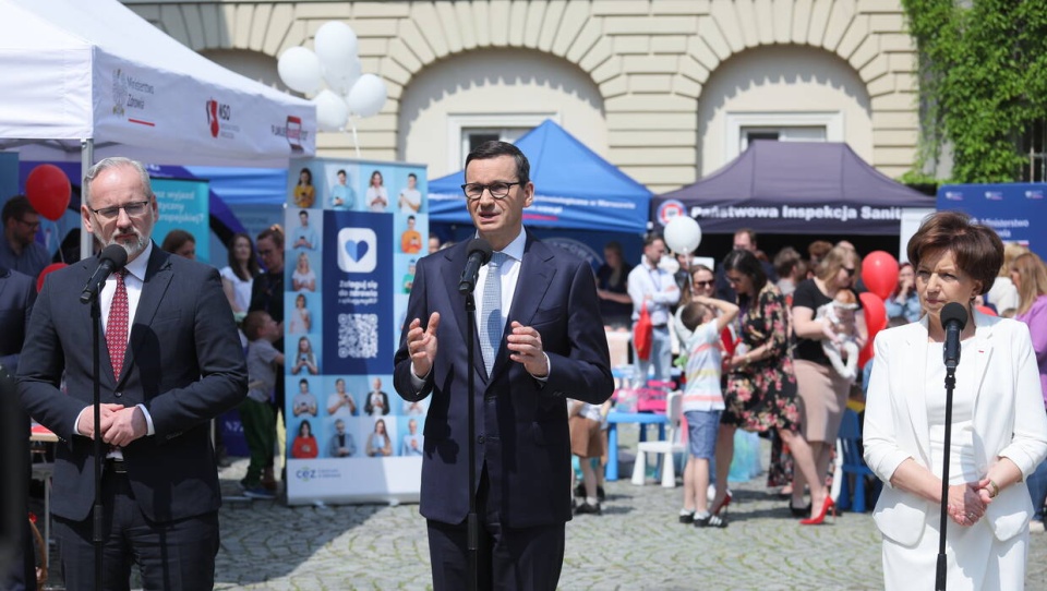 Minister zdrowia Adam Niedzielski, premier Mateusz Morawiecki, minister rodziny i polityki społecznej Marlena Maląg/fot. Paweł Supernak/PAP