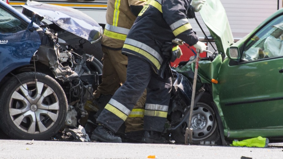 W wypadku w Dziennicach były ranne cztery osoby, kierowcy volkswagena nie udało się uratować/fot: portal ino.online