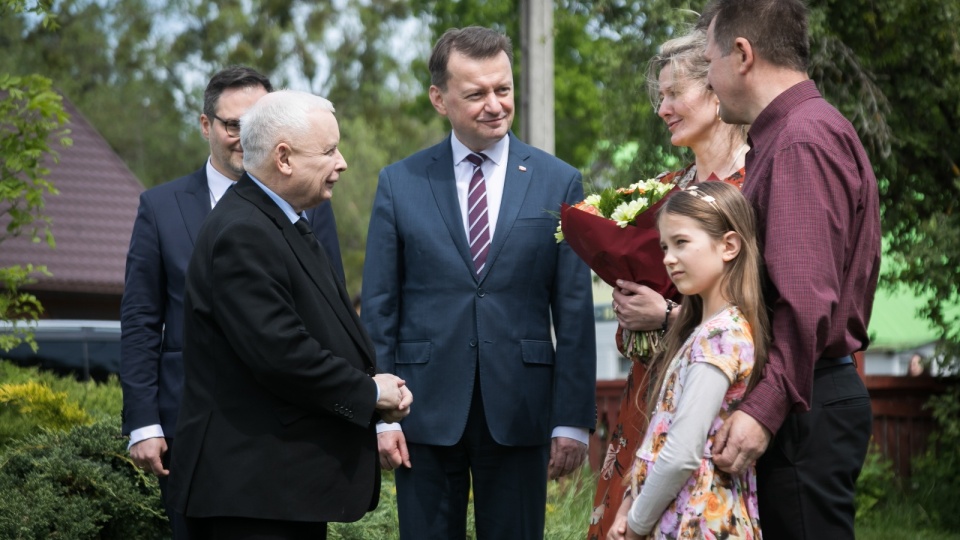 Prezes PiS Jarosław Kaczyński oraz wicepremier, minister obrony narodowej Mariusz Błaszczak podczas wizyty w domu państwa Kozielskich, mieszkańców wsi Rudawka w Puszczy Augustowskiej/fot. Marcin Onufryjuk, PAP