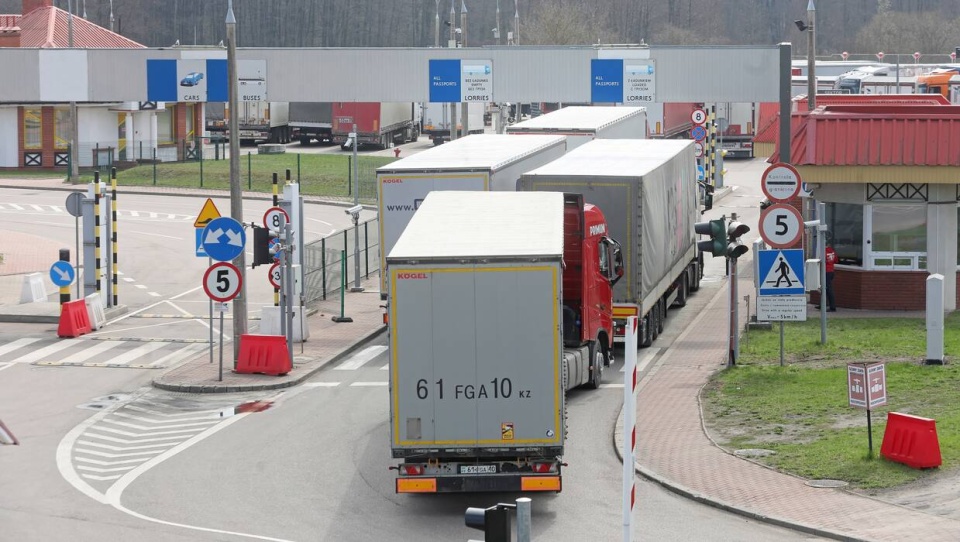 Od 1 czerwca do odwołania ruch towarowy na granicy z Białorusią zostanie zawieszony dla ciężarówek, ciągników samochodowych, przyczep, w tym naczep, oraz zespołów pojazdów zarejestrowanych na terytorium Białorusi i Rosji - stanowi rozporządzenie MSWiA. Zdjęcie ilustracyjne/fot. PAP/Artur Reszko