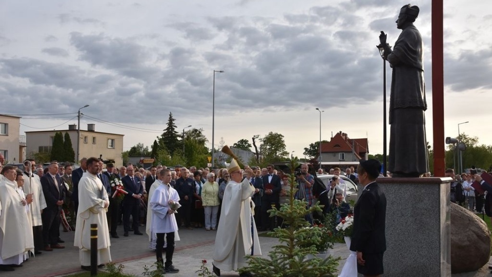 Pomnik przy kościele pw. św. Józefa Oblubieńca jest jedynym pomnikiem kard. Wyszyńskiegow tym mieście/fot. Małgorzata Borkowska/Diecezja Toruńska