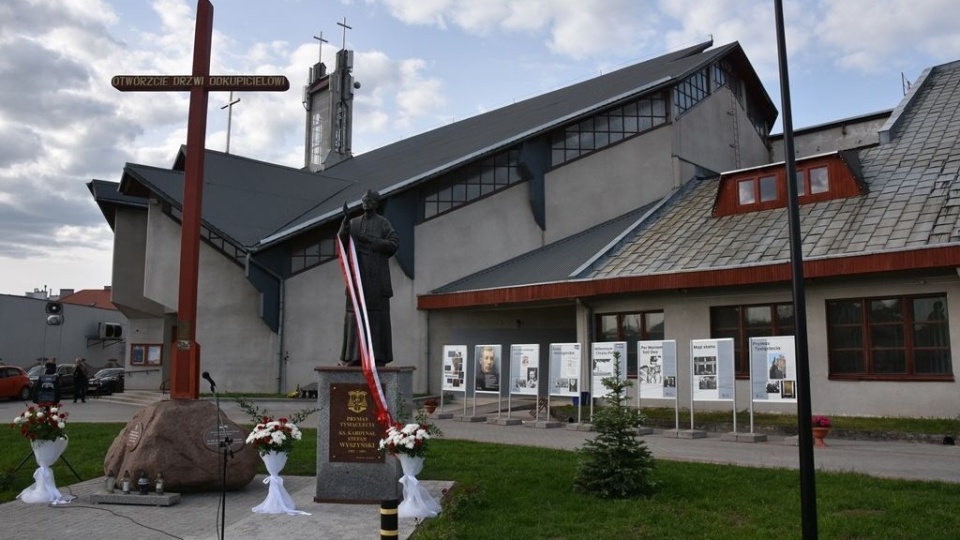 Pomnik przy kościele pw. św. Józefa Oblubieńca jest jedynym pomnikiem kard. Wyszyńskiegow tym mieście/fot. Małgorzata Borkowska/Diecezja Toruńska