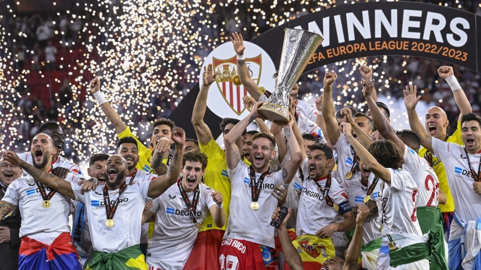 Piłkarze Sevilli świętujący sukces w Lidze Europy/fot.: PAP/EPA/Tamas Kovacs