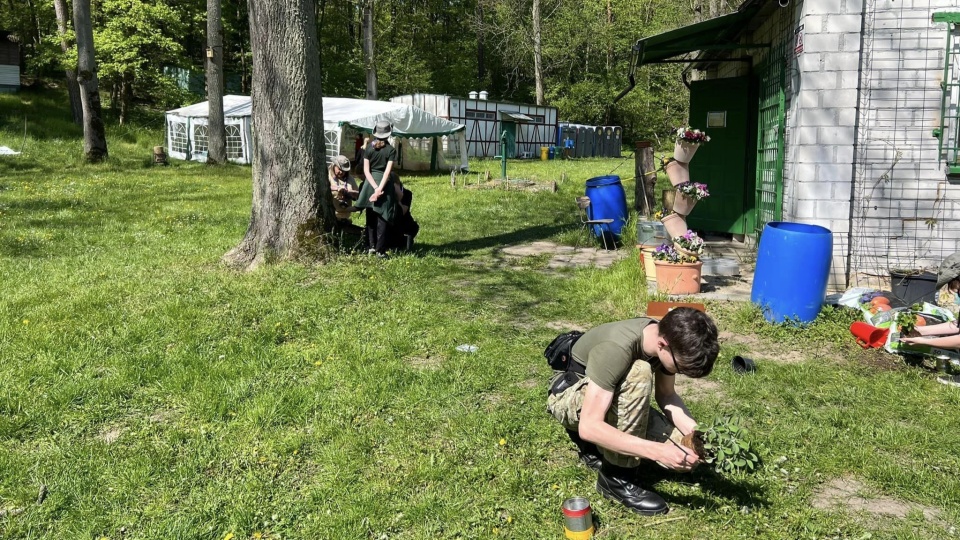 Baza harcerska w Foluszu jest zachowana w „starym stylu”, to w niej dzieci mają uczyć się przetrwania/fot: Facebook/Folusz – Baza Harcerska