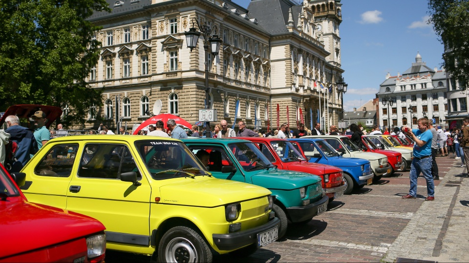 Maluchy opanowało Bielsko-Białą ze względu na 50. urodziny tego kultowego modelu Fiata/fot: PAP/Zbigniew Meissner