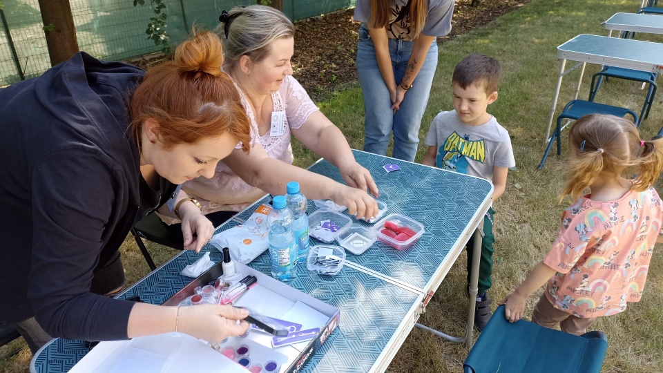 Uczestnicy rodzinnego pikniku mogli wykonywali kolorowe zakładki i brali udział w licznych zabawach/fot: Monika Kaczyńska