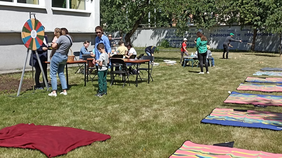 Uczestnicy rodzinnego pikniku mogli wykonywali kolorowe zakładki i brali udział w licznych zabawach/fot: Monika Kaczyńska