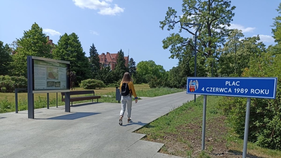 Skwer u zbiegu ul. Wały gen. Sikorskiego - Aleja Solidarności w Toruniu od niedzieli nosi nazwę Plac 4-go czerwca 1989 r./fot. Monika Kaczyńska