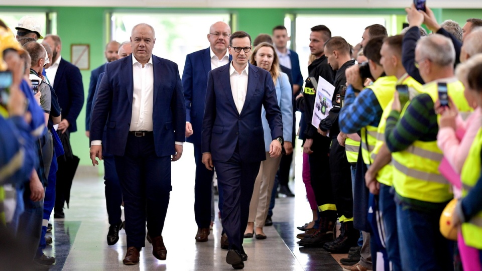 Premier Mateusz Morawiecki i wicepremier i minister aktywów państwowych Jacek Sasin podczas wizyty na terenie Kopalni Węgla Brunatnego Turów w Bogatyni/fot. Sebastian Borowski, PAP