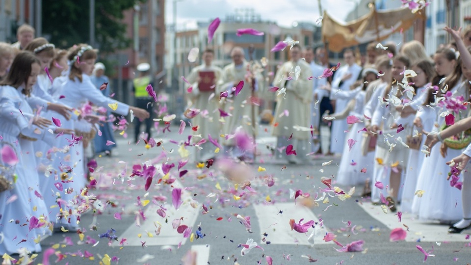 W procesji eucharystycznej biorą udział wszystkie parafialne wspólnoty, a dziewczynki sypią kwiatki/fot. Pixabay