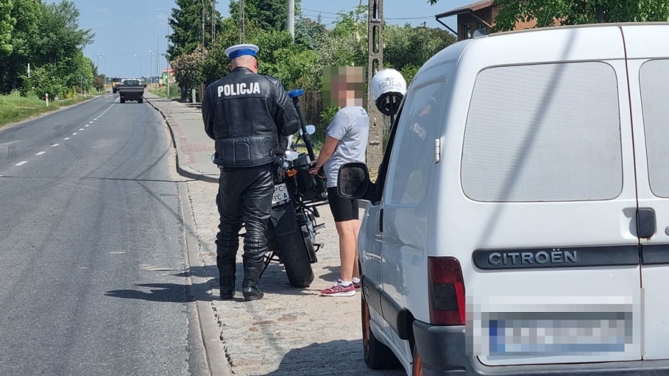 Policjanci ruchu drogowego z Włocławka kolejny już raz wykorzystali podczas działań bezzałogowy statek powietrzny, za pomocą którego sprawdzali czy kierowcy stosują się do znaku „STOP”. Niestety, nie zabrakło kierujących, którzy zlekceważyli obowiązujące normy prawne, ale, na szczęście, było ich niewielu/fot. KMP Włocławek