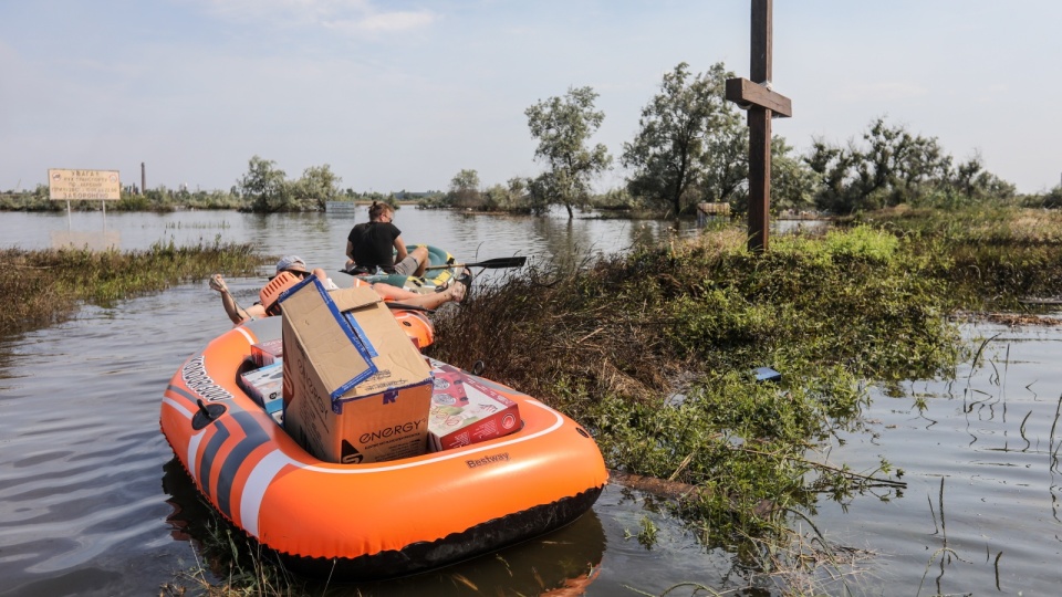 Wolontariusz dostarczajacy żywność do zalanych obszarów Chresonia/fot. Mykola Tymchenko/PAP/EPA