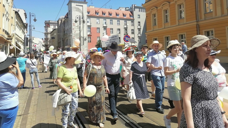 Przemarsz Kapeluszowy zainaugurował bydgoską Senioradę/fot. Monika Siwak