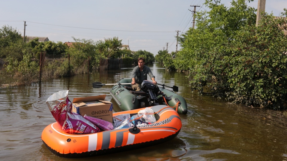 Wolontariusz dostarczający żywność na zalane tereny Chersonia, 9 czerwca/fot. Mykola Tymchenko, PAP/EPA (zdjęcie ilustracyjne)