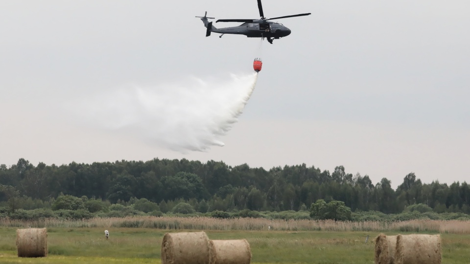 Śmigłowce i samoloty włączono w akcję gaszenia pożaru łąk na terenie Biebrzańskiego Parku Narodowego/fot: PAP/Artur Reszko
