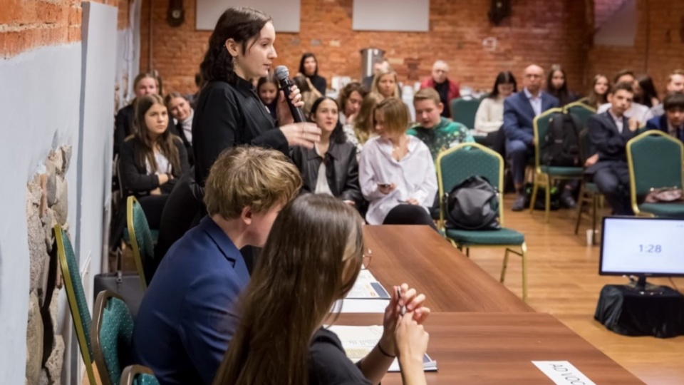 Uczniowie szkół średnich zdecydowali się na słowną walkę w ramach regionalnej Ligi Debat. Najlepszy zespół pojedzie na ogólnopolski finał do Gdańska/fot: Facebook/Fundacja Projekty Edukacyjne