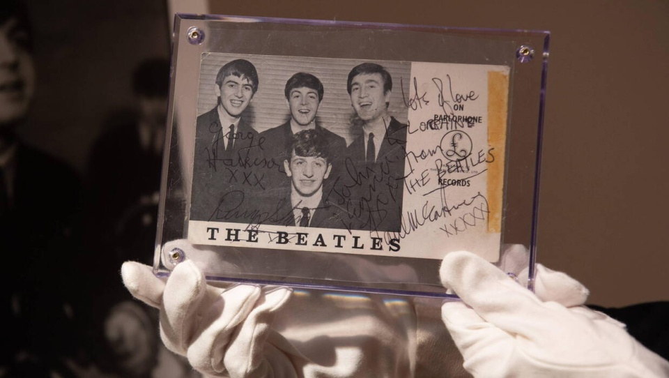 Odręczna setlista autorstwa Paul McCartney z 1963 roku, podpisana przez wszystkich członków The Beatles/fot. PAP/ Photoshot/Jutin Ng/Avalon