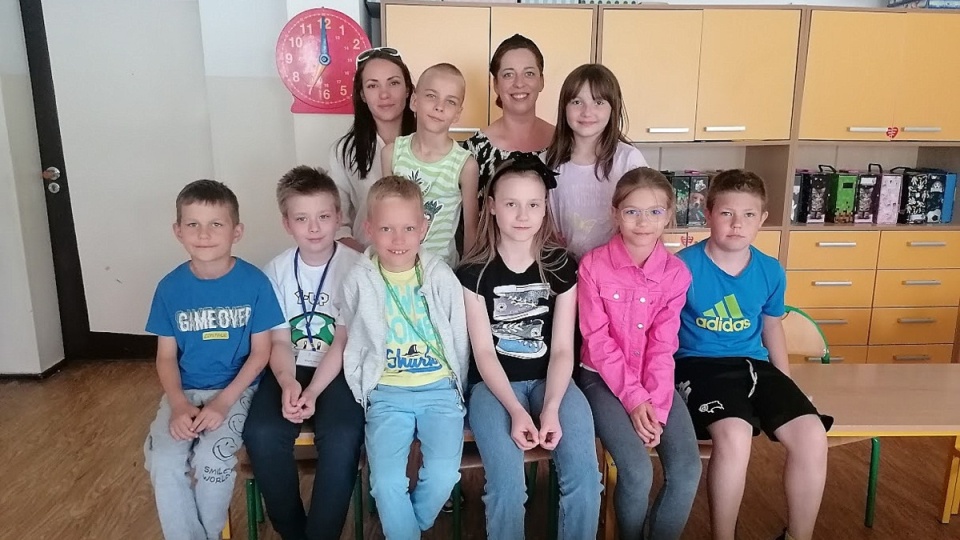 Dzieci z klas drugich SP nr 63 i nauczycielki edukacji wczesnoszkolnej Karolina Trepka ( z prawej) i Agata Żmijewska zapraszają na IV Charytatywny Festyn Rodzinny dla Ignasia/fot. mg