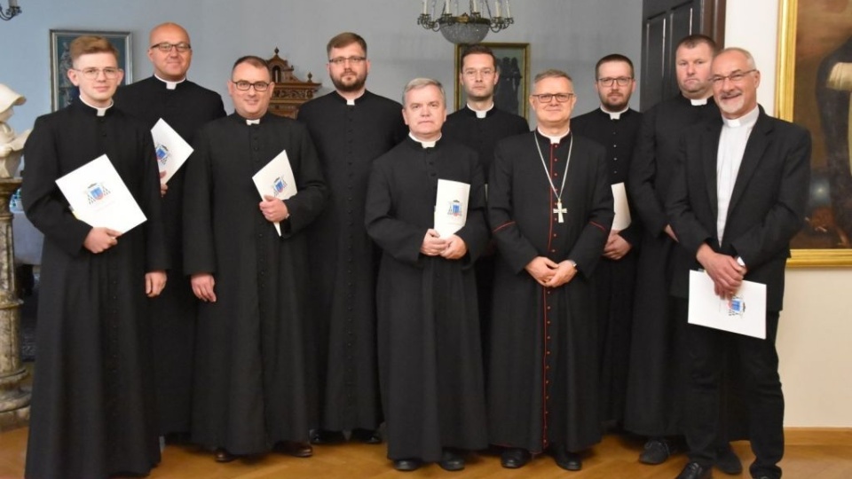 Biskup Śmigiel wręczył dekrety nowo mianowanym na urzędy kapłanom i podziękował pozostałym za sprawowane dotychczasowe posługi/fot. Diecezja Toruńska