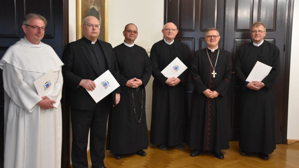 Biskup Śmigiel wręczył dekrety nowo mianowanym na urzędy kapłanom i podziękował pozostałym za sprawowane dotychczasowe posługi/fot. Diecezja Toruńska