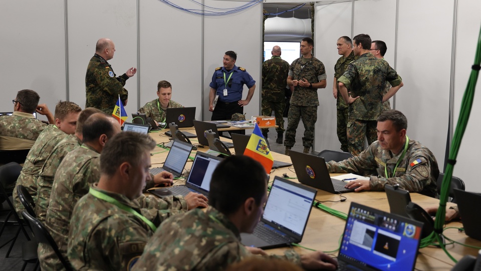 W ćwiczeniach uczestniczą przedstawiciele 31 krajów NATO oraz 12 współpracujących z Sojuszem/fot. NATO Joint Force Training Centre, Facebook