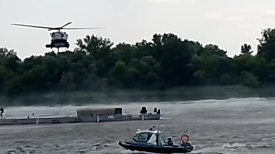 – W czasie tych ćwiczeń wykorzystaliśmy potencjał również spoza naszego garnizonu, czyli śmigłowiec black hawk – mówi nadkom. Robert Bugajski, zastępca naczelnika sztabu Komendy Wojewódzkiej Policji w Bydgoszczy/fot. Michał Zaręba