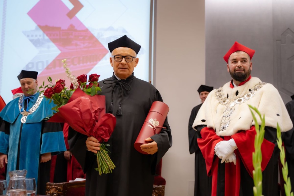 Profesor Janusz Kowal otrzymał tytuł doktora honoris causa Politechniki Bydgoskiej podczas Święta Uczelni/fot: pbs.edu.pl