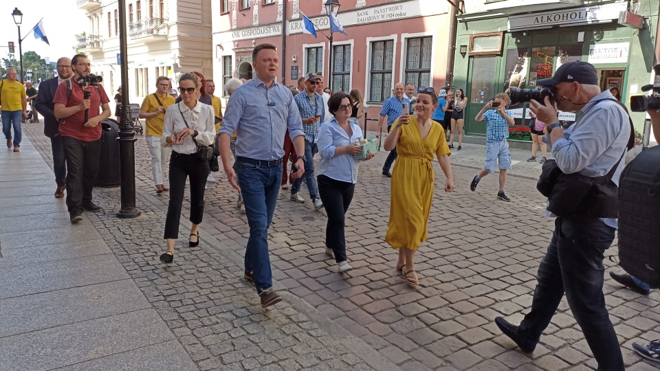 Lider Polski 2050 pojawił się na ulicach Torunia, gdzie odnosił się do bieżących wydarzeń politycznych, a następnie spotkał się z mieszkańcami/fot: Monika Kaczyńska