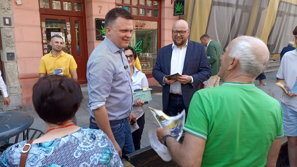 Lider Polski 2050 pojawił się na ulicach Torunia, gdzie odnosił się do bieżących wydarzeń politycznych, a następnie spotkał się z mieszkańcami/fot: Monika Kaczyńska
