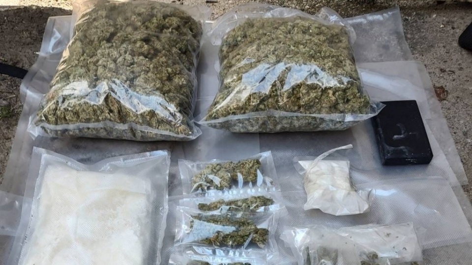 Policjanci zabezpieczyli łącznie ponad kilogram marihuany, ponad 870 gramów amfetaminy, ponad 60 gramów kokainy oraz wagę elektroniczną/fot. KMP w Bydgoszczy