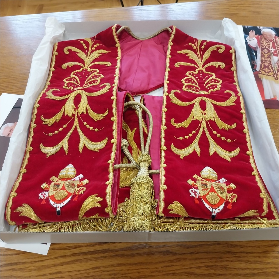 – Tę stułę Benedykt XVI nosił najczęściej, gdziekolwiek zobaczycie państwo zdjęcia Ojca Świętego, to najczęściej ma tę stułę. Ona jest zrobiona specjalnie dla Benedykta XVI – mówi ks. prof. Kuciński/fot. Elżbieta Rupniewska