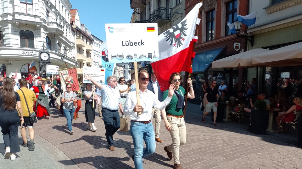 Na zakończenie Międzynarodowego Zjazdu Miast Nowej Hanzy uczestnicy wyszli na ulice Torunia i wzięli udział w kolorowej paradzie/fot: Michał Zaręba