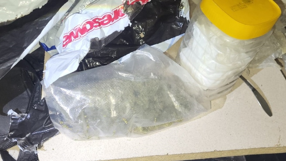 W wyniku przeszukania policjanci zabezpieczyli łącznie ponad 280 g amfetaminy oraz 80 marihuany/fot. KPP w Wąbrzeźnie