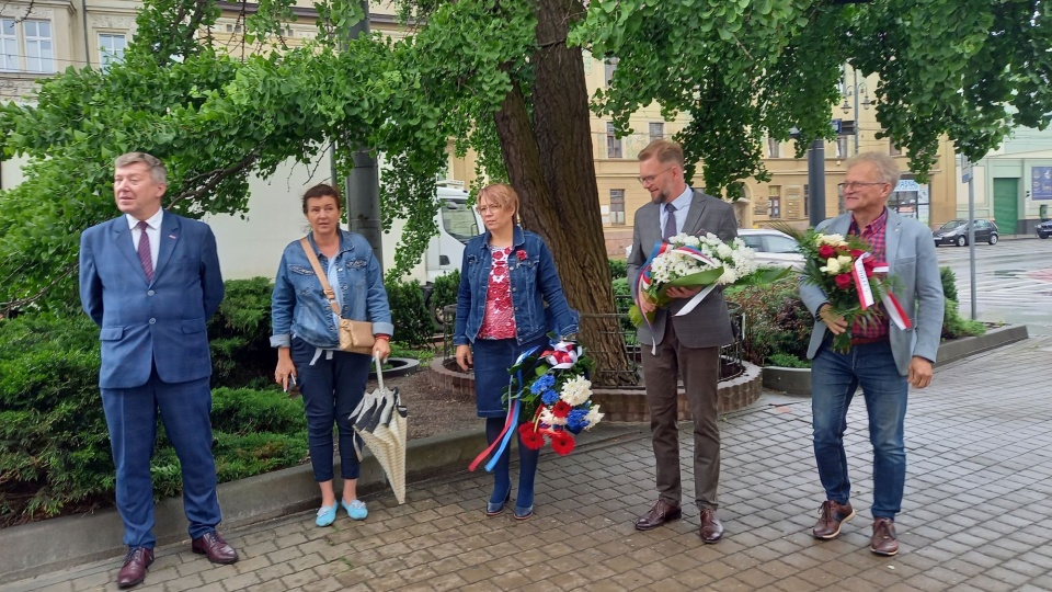 W rocznicę podpisania traktatu wersalskiego złożono kwiaty pod pomnikiem Ignacego Jana Paderewskiego oraz tablicą poświęconą Romanowi Dmowskiemu w Bydgoszczy/fot. Agata Raczek