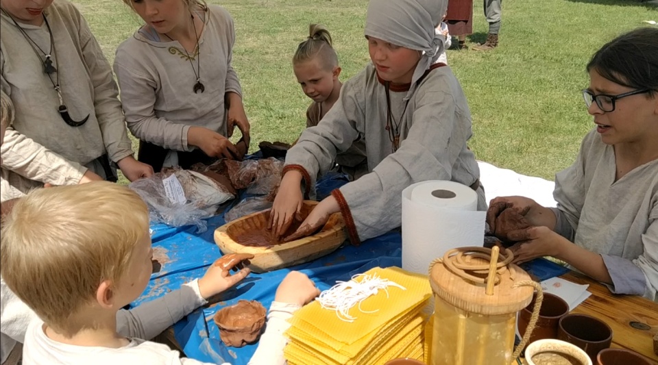 Uczestnicy pikniku w Bysławiu mogli przenieść się do przeszłości i poznać tajniki życia w średniowieczu/fot: zrzut ekranu, Marcin Doliński