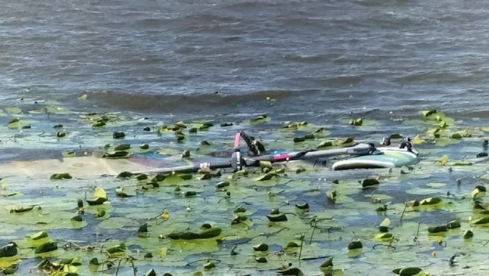 Przy użyciu łodzi służbowej policjanci zlokalizowali w wodzie, kilka kilometrów od miejsca zdarzenia, deskę windsurfingową/fot. materiały policji