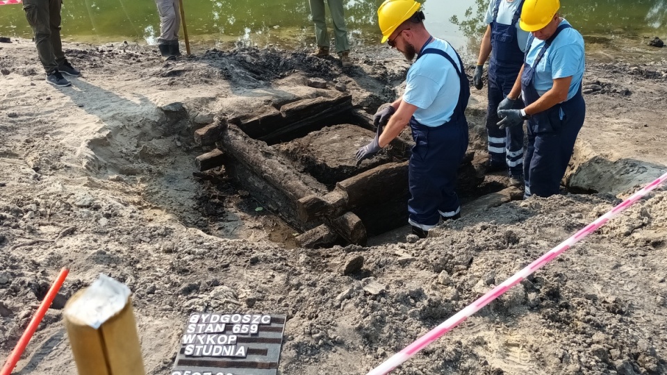 Na budowie przy ul. Fordońskiej 16 w Bydgoszczy archeolodzy odkryli drewnianą studnię z XVI wieku/fot. Kamil Bździan