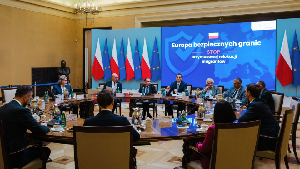 Poparcie „Paktu bezpiecznych granic dla Unii Europejskiej" zaproponował premier Mateusz Morawiecki przedstawicielom klubów i kół parlamentarnych. Jego najważniejszym punktem jest sprzeciw wobec unijnego paktu migracyjnego/fot. Twitter/KPRM