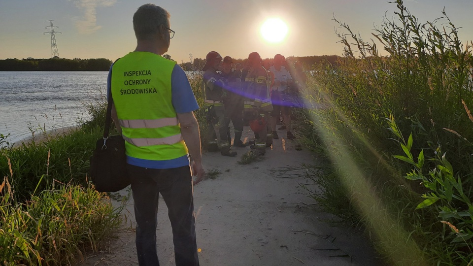 Inspektorzy Delegatury WIOŚ w Toruniu dostali sygnał o wycieku substancji ropopochodnej do Wisły w Grudziądzu/fot. WIOŚ